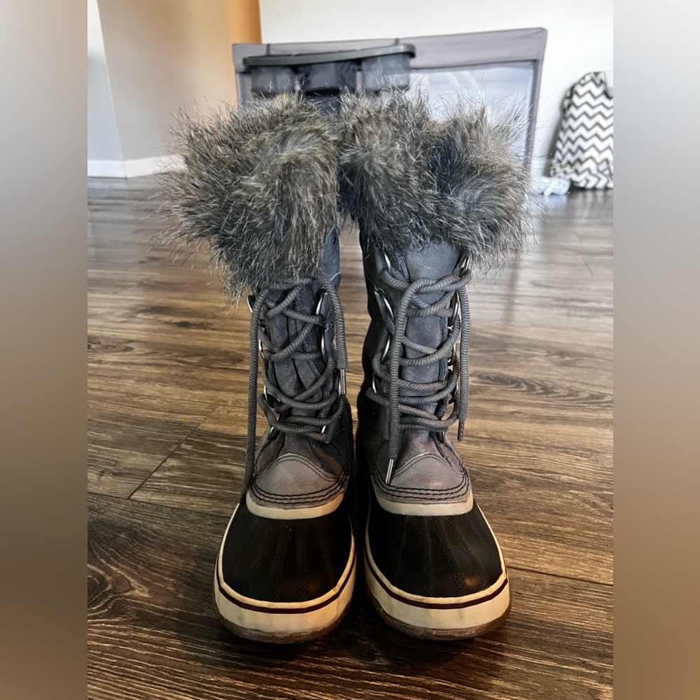 Never worn Women’s Sorel Joan of Arctic boot
